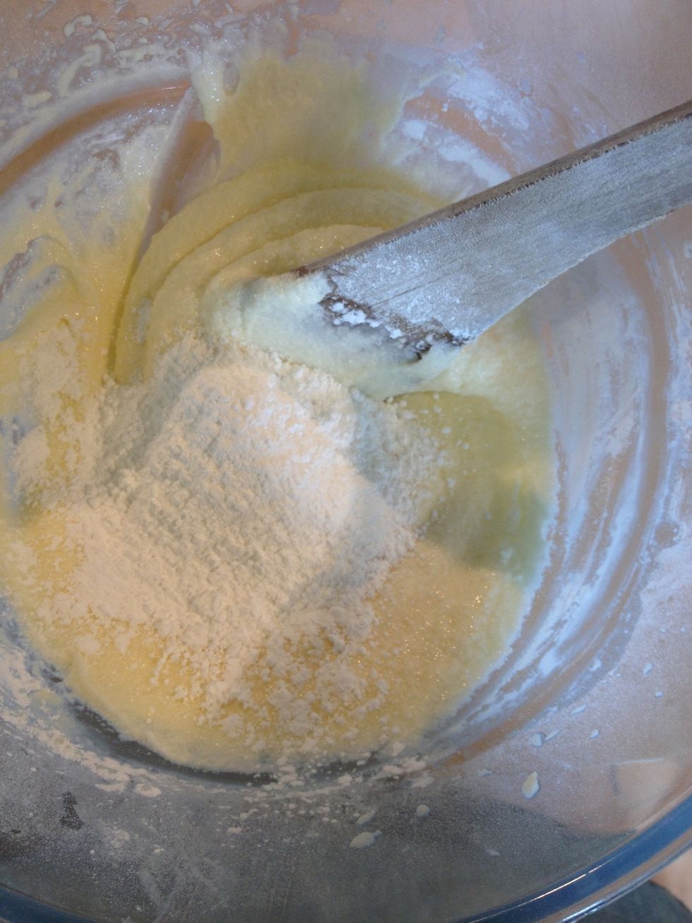 Fold in the remaining icing sugar. Then beat on full power with a mixer for at least 10 minutes.