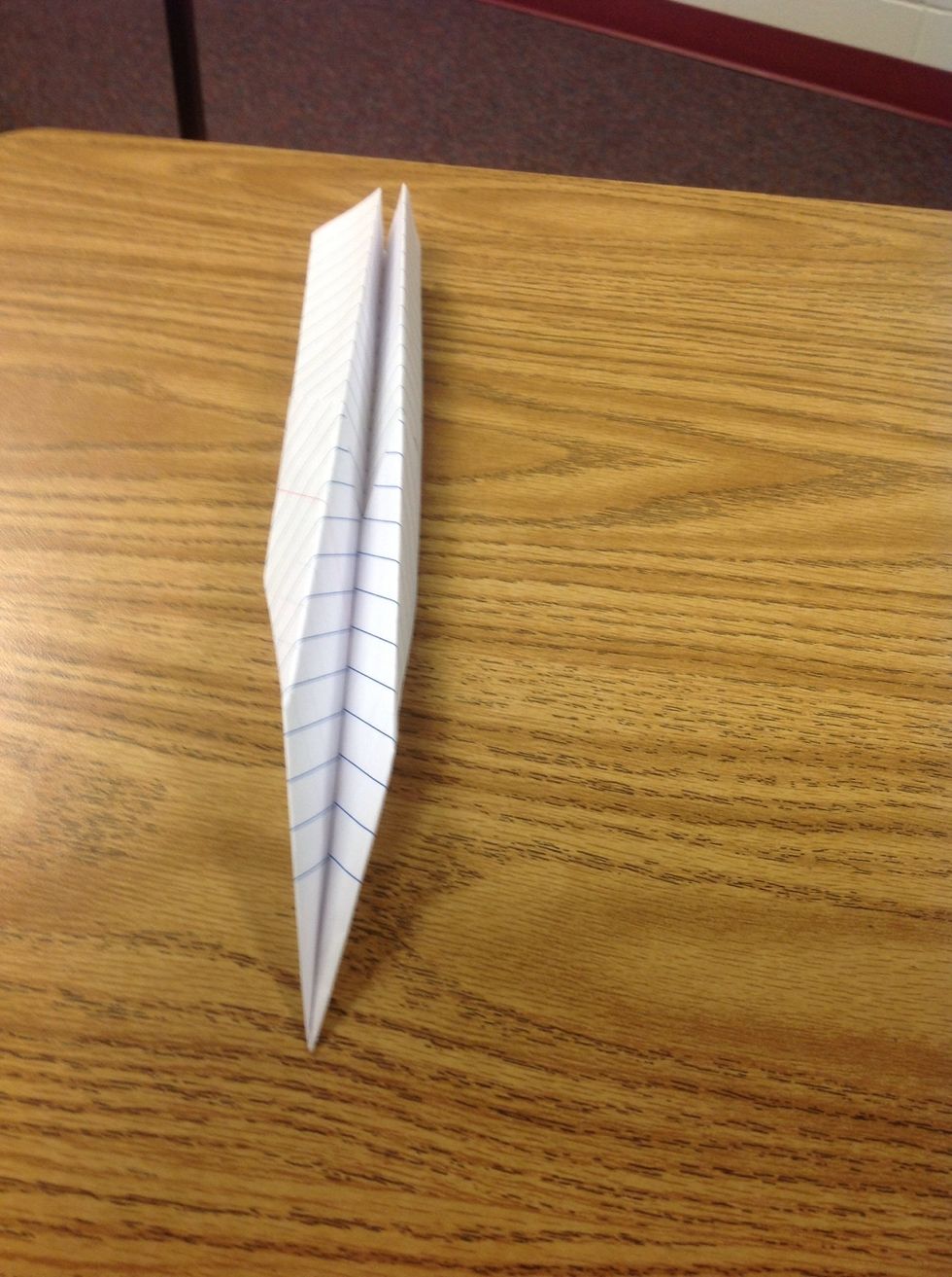 Fold right wing to the bottom again....then you are finished with a good airplane (: