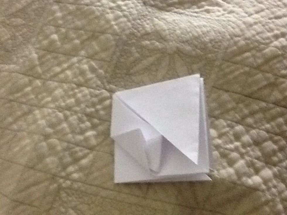 Fold the edges of the 4 leafs and lock in with the edges of the leafs