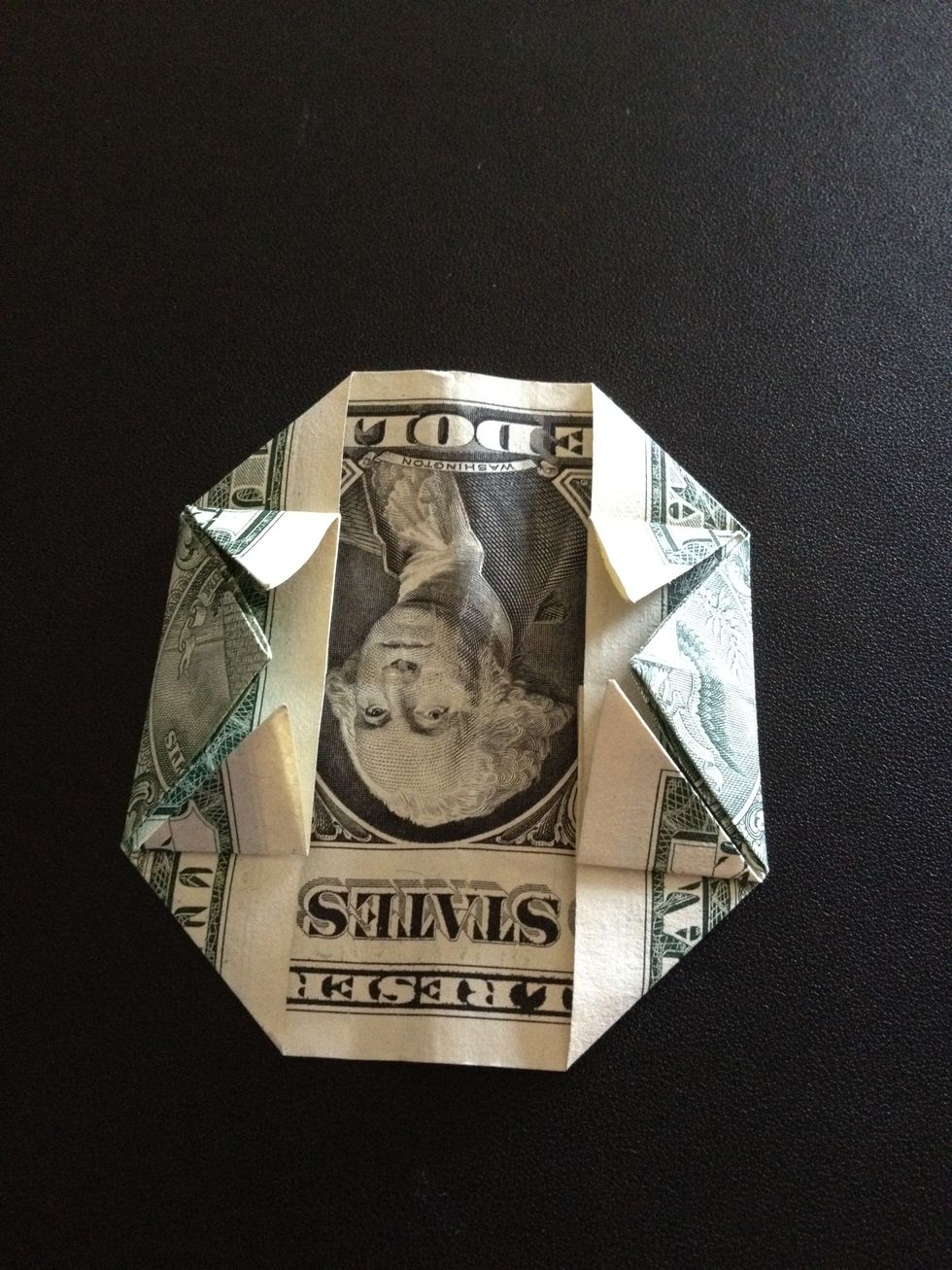 Fold the four sides of the triangles  (two per triangle) towards the inside. Already amazing, uh?