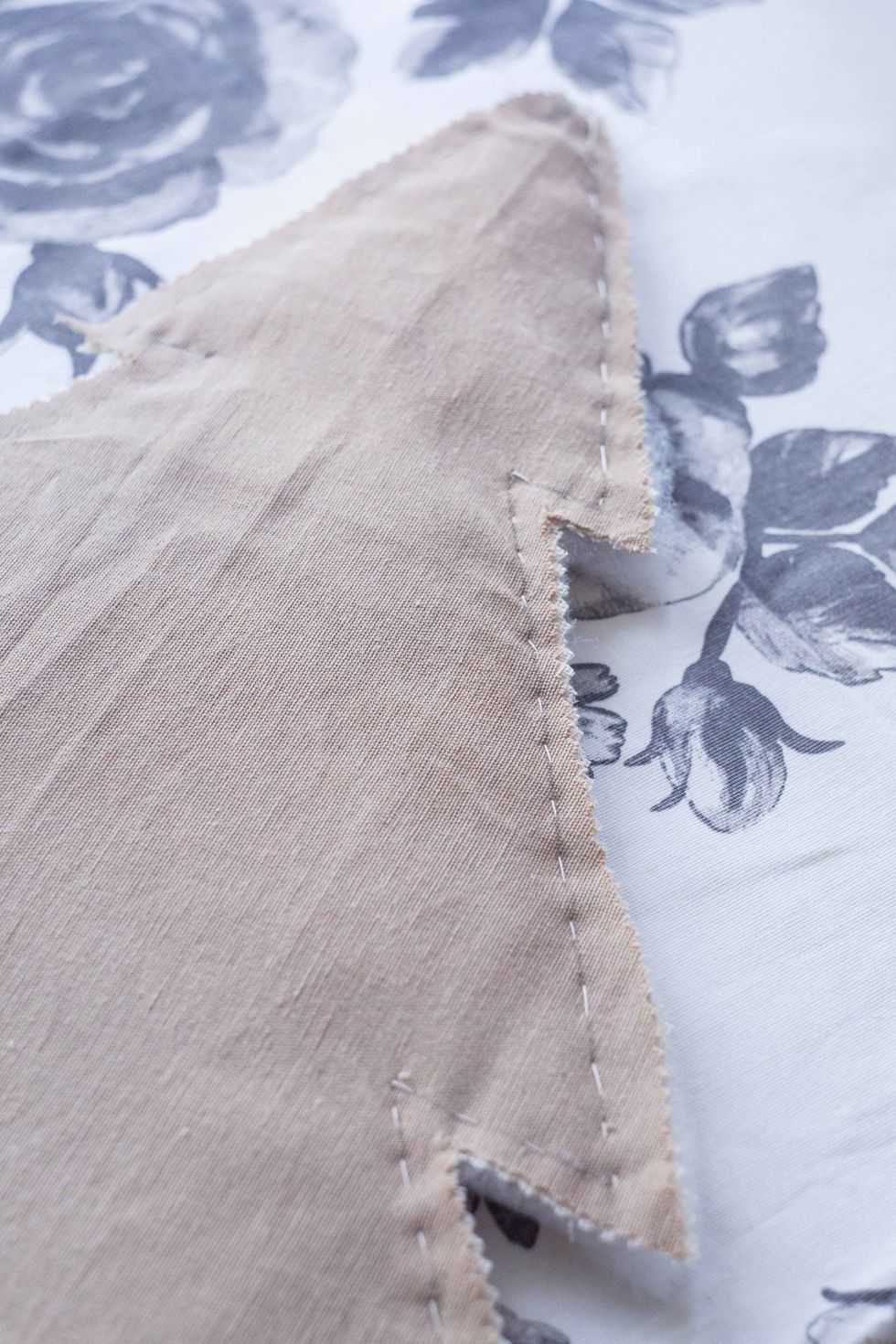 Fold the items in order of priority: sintepon, canvas, linen (with linen and canvas should be placed facing each other). Firmware parts on the perimeter leaving an opening for eversion.