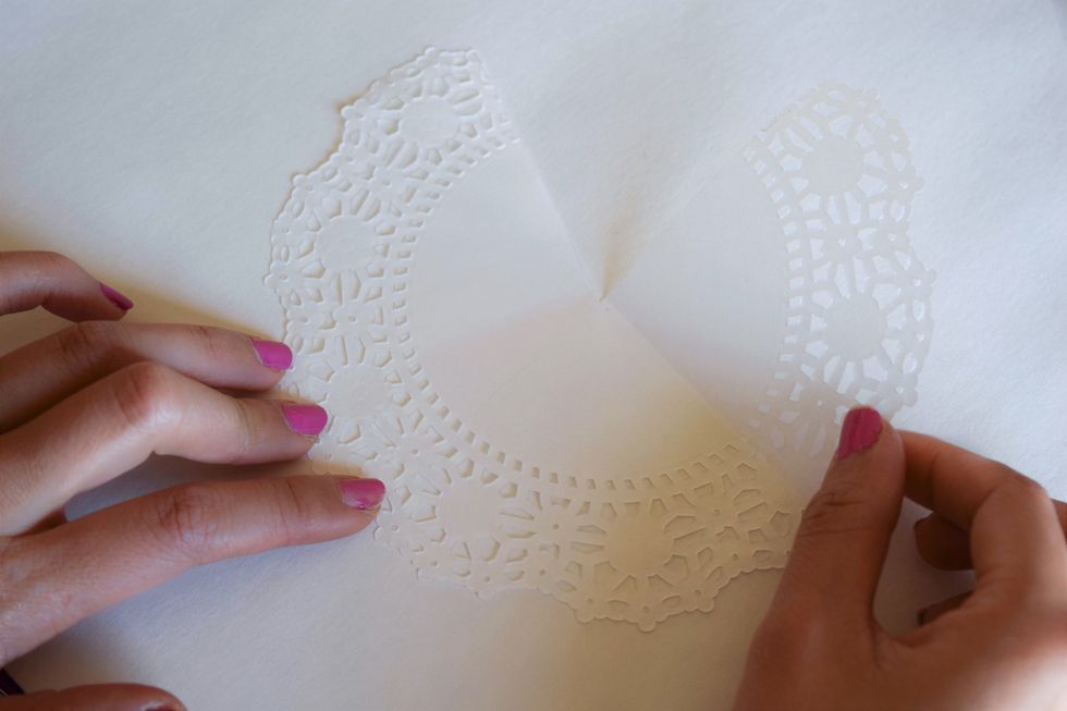 How to make a wedding dress garland out of doilies - B+C Guides