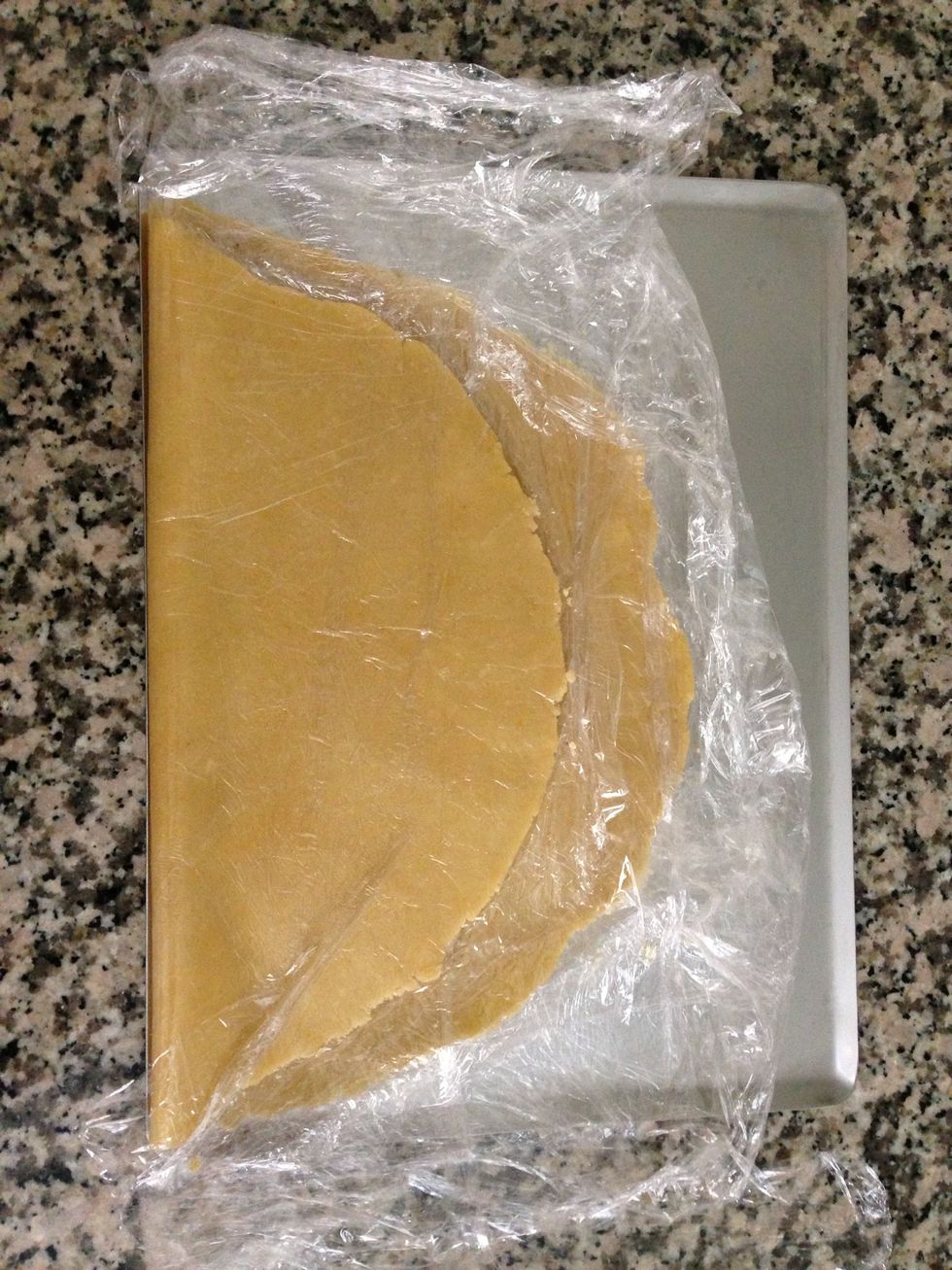fold the whole thing, put on a tray, refrigerate. May b 1 hour. Now u c z use of z cling film. It would be very difficult to roll out this crust without it even if you are an expert