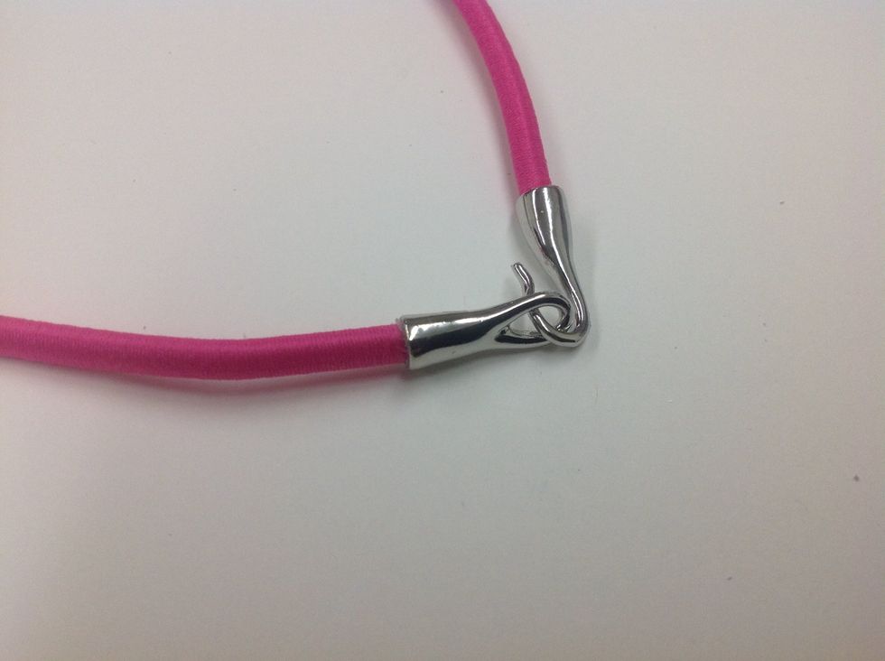 Follow steps 5 & 6 from the pink bracelet to adhere the clasp pieces to the ends of the bungee cord.
