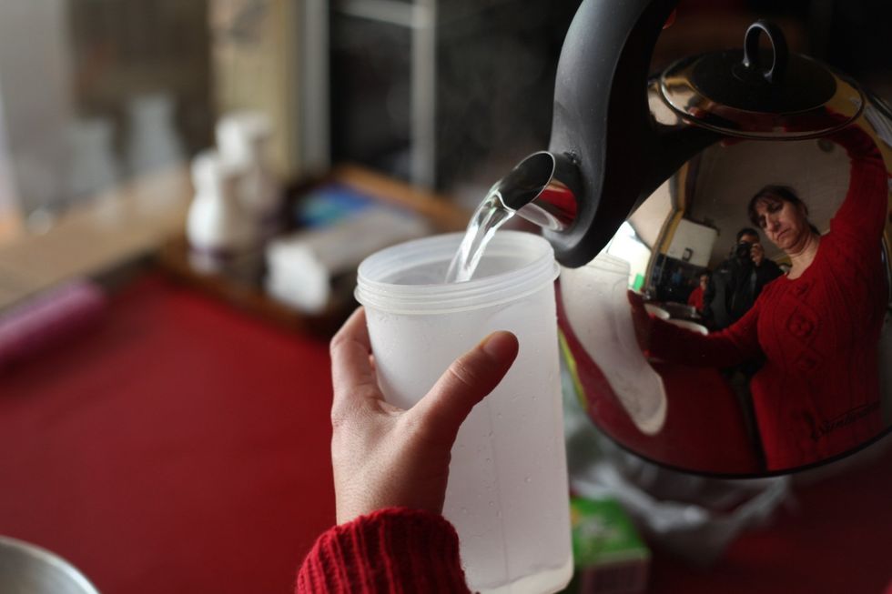 Follow the instruction on the jelly packets and melt in hot water and stir until all the crystals have dissolved. Can u see us in the kettle? Lol.