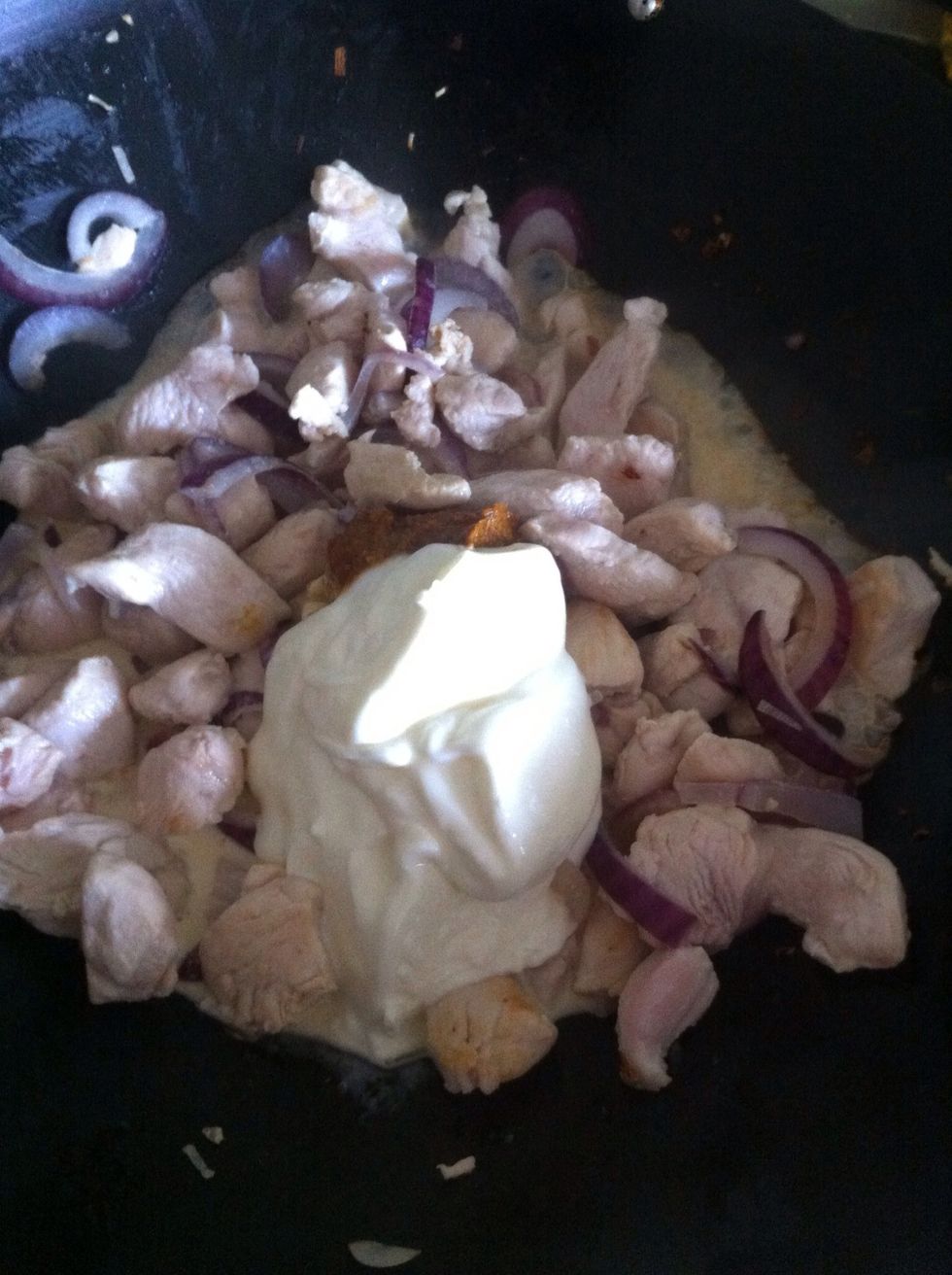 Followed by some yoghurt. Repeat this until you have the desired amount of sauce and the desired taste. I used all my yoghurt and cream, and 3/4s of the jar of korma paste.