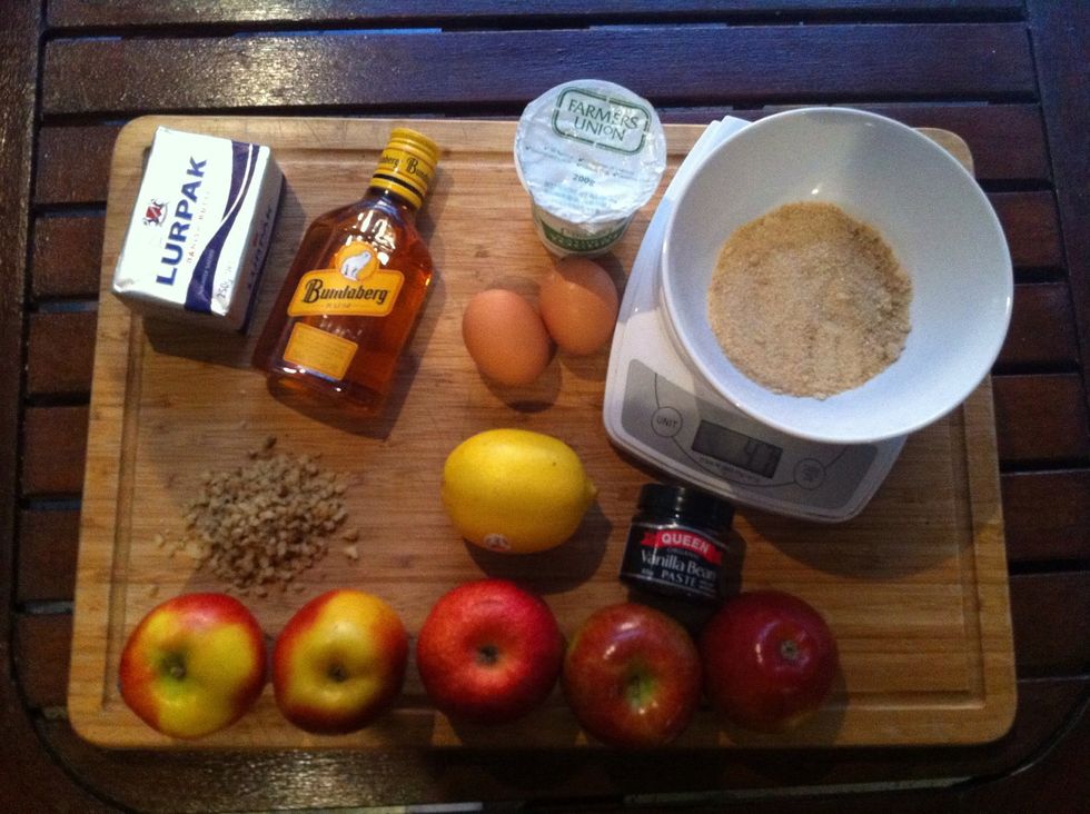 For 6 pers: 700g apples, 1 lemon, 75g sugar, 50g butter, 50g sour cream or yoghurt, vanilla paste, 1 teaspoon of calvados or rhum, almond or walnuts