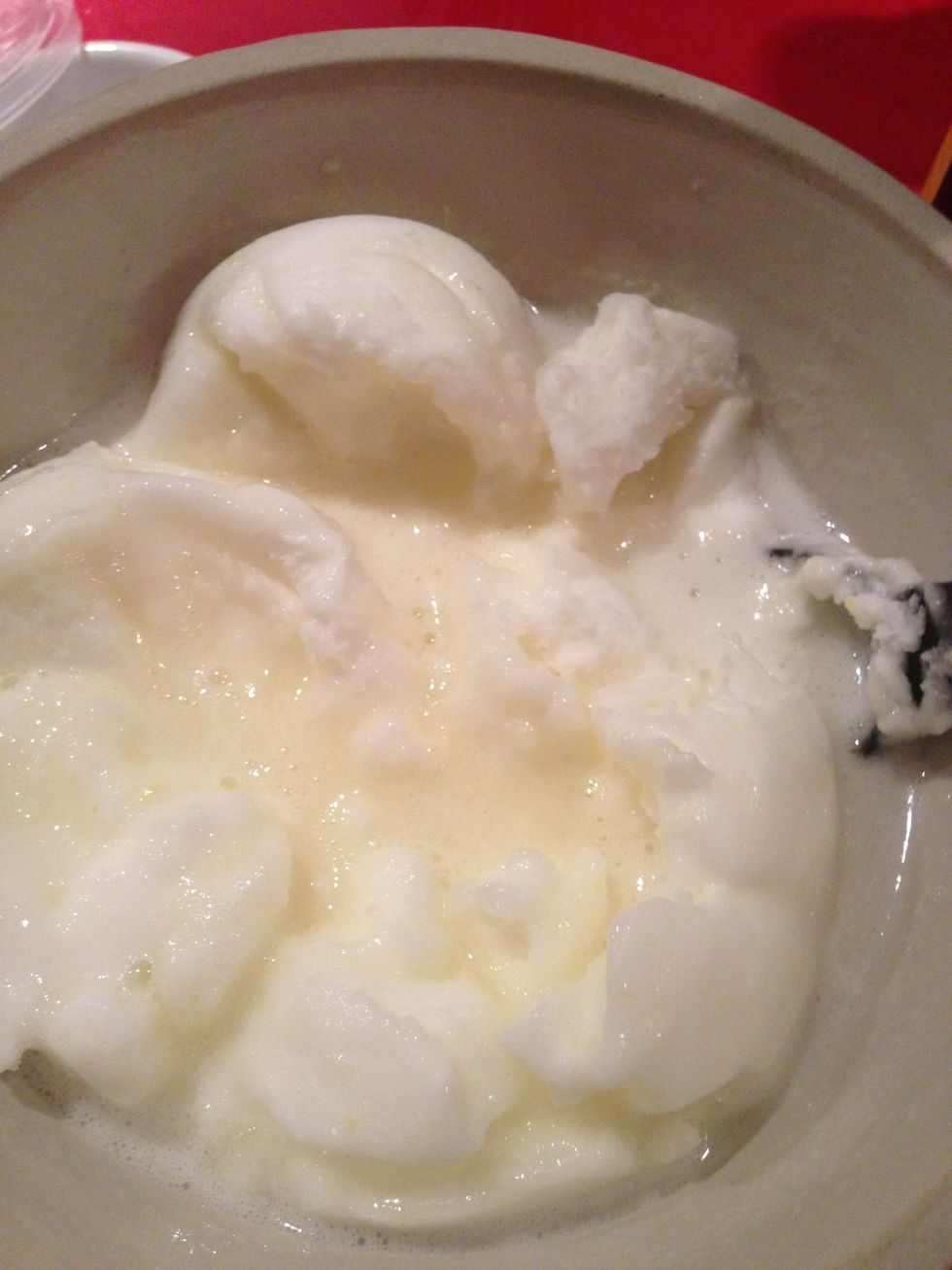 For 8 glasses I mixed about 600 ml of ice, Prosecco and Limoncello in a bowl until it's a smooth drink. Depending on how you want your evening to go you can play with the ratio of ingredients. ;)