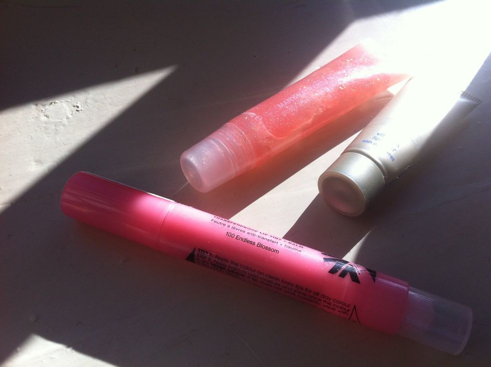 For a natural lip, I use these but because the scrubbing brings on a pink tinge anyway, I won't use the 100 kisses 101endless blossom stain today.