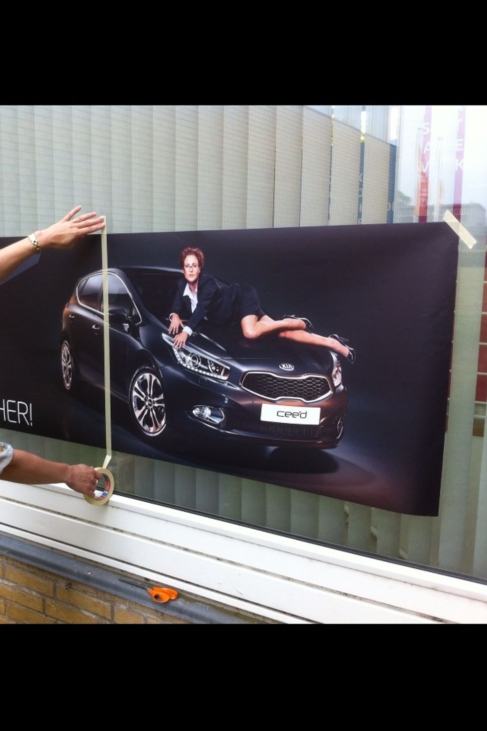 For at lette montering s\u00e6ttes Malertape p\u00e5 midten af Folien. Lad ca. 8-10 cm Malertape overlappe ind p\u00e5 vinduet.