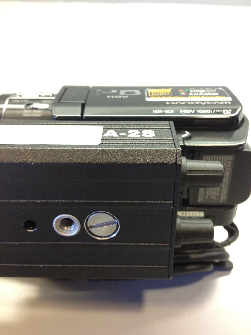 For better audio recording, use a BeachTek adapter. Use a coin to screw the adapter on the bottom of the HC9.
