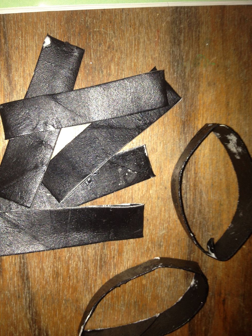 For each ghost you will want to rings for eyes and two for mouth. You can use one half for eyebrows, some for hair or eyelashes or even a swanky moostash and goatee <---where is spell check?!!?