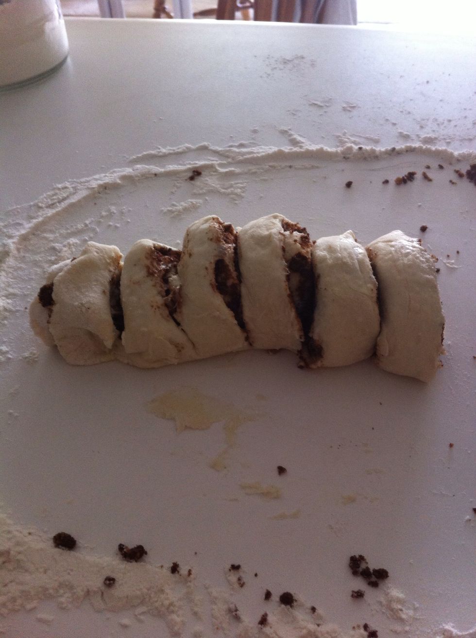 For each of the two pieces, cut the roll into 6 individual buns (so in total you should have twelve). These are your cinnamon buns! \ud83d\udd2a\ud83c\udf6e