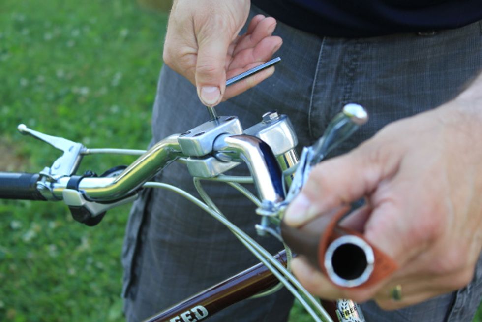 For easy lacing loosen the handle bar and rotate until the bottom of the grip is facing upward.