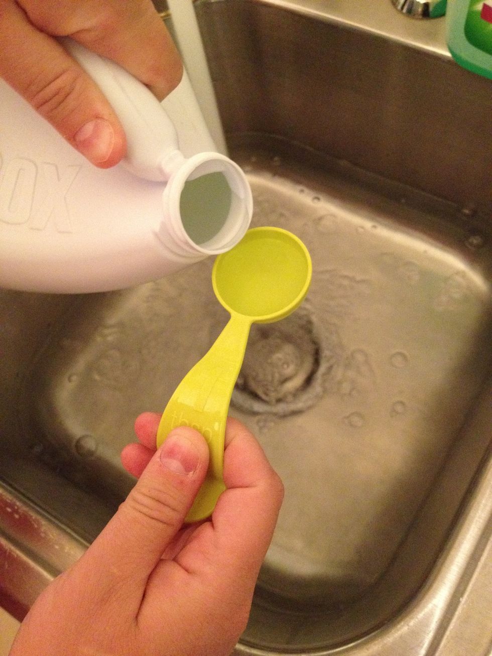 For every 1 gallon of water you mix 1 tablespoon of Clorox.