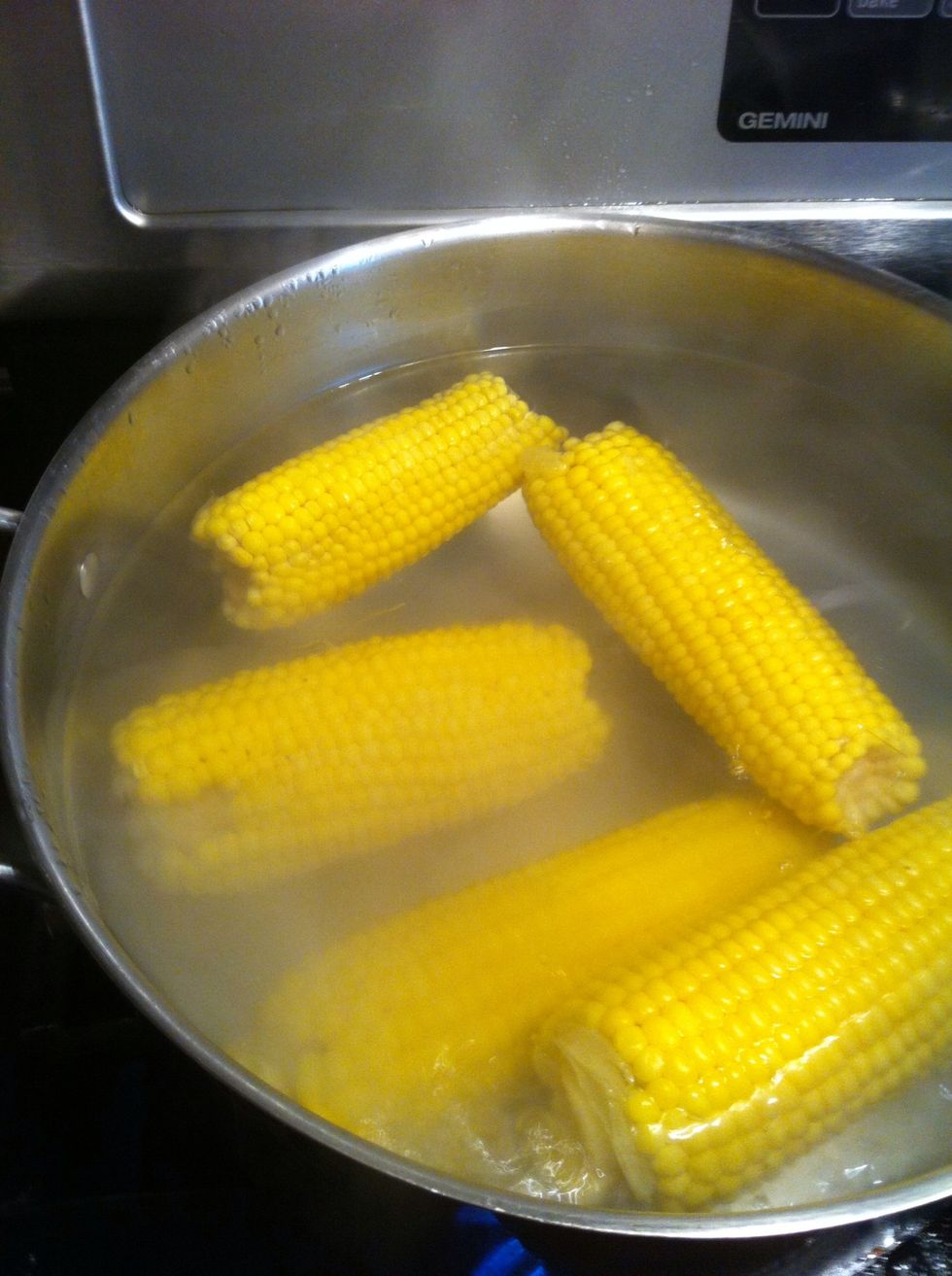 For fresh, allow to come to full boil. Turn off heat. For frozen, full boil 10 min. Turn off heat. The ears should be floating. Replace lid for 10 more min. to steam the ears. They're Ready!