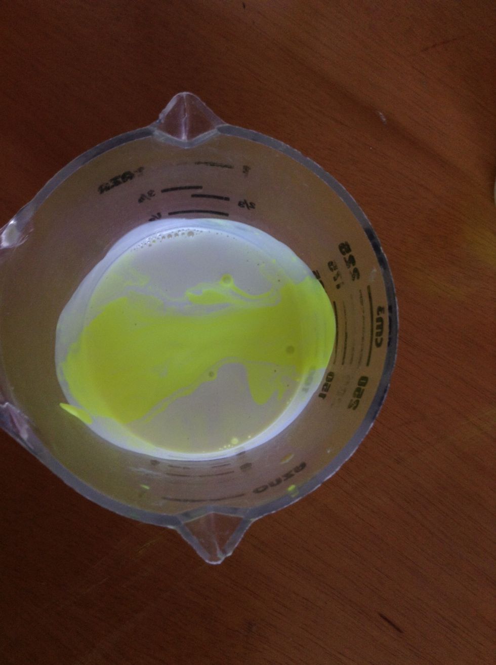 For making one ball you will need 32 ml of latex mixed with the vegetable non-toxic dye. In this case yellow.