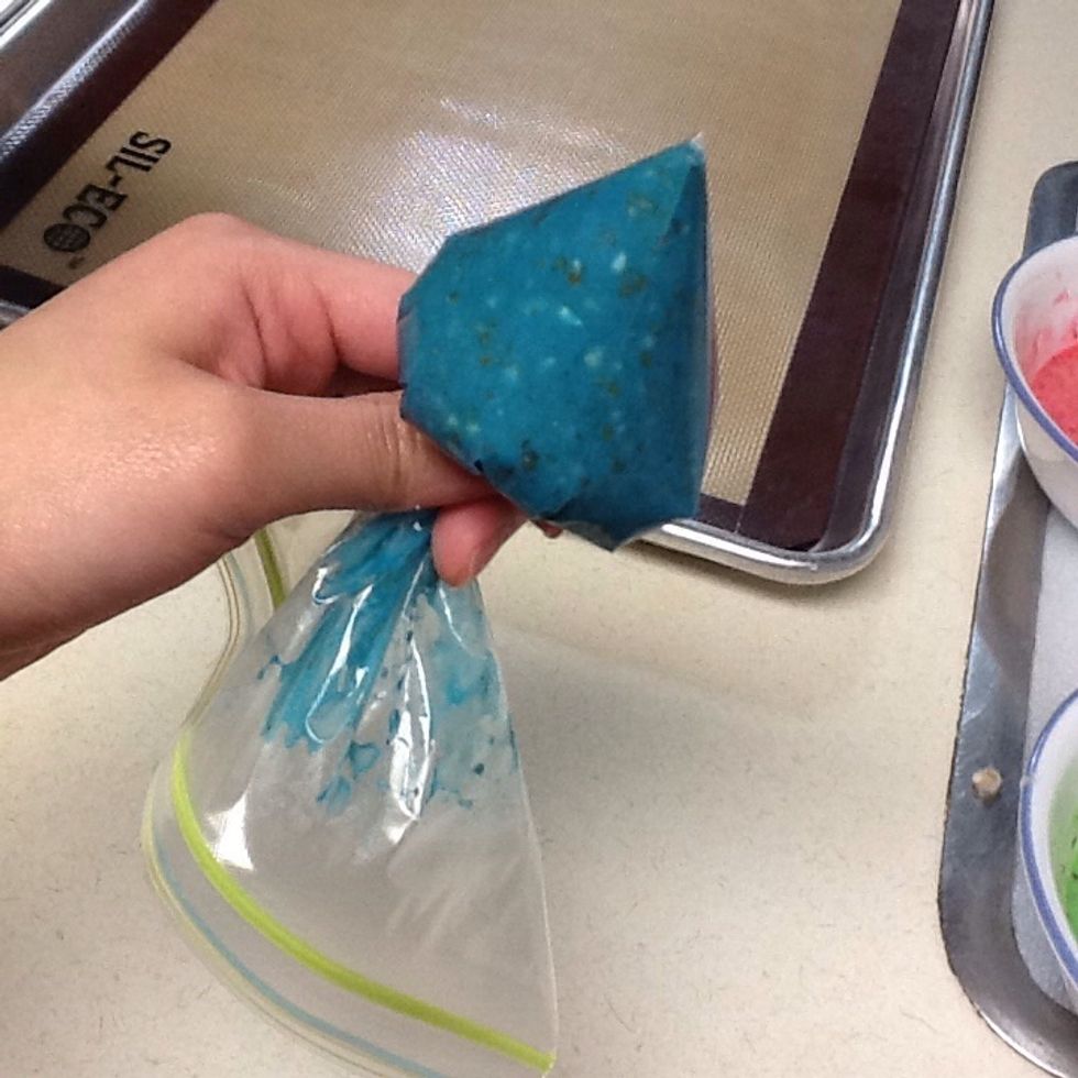 For piping, I used the Ziplock bag because it's easier for me. You can use piping bag!