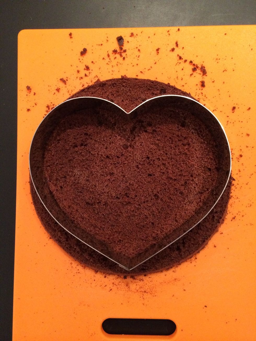 For st valentine use a heart cutter. If you do not have draw and cut a heart to fit in the cake lyres a And cut them by hand with a knife around the heart paper-cardboard