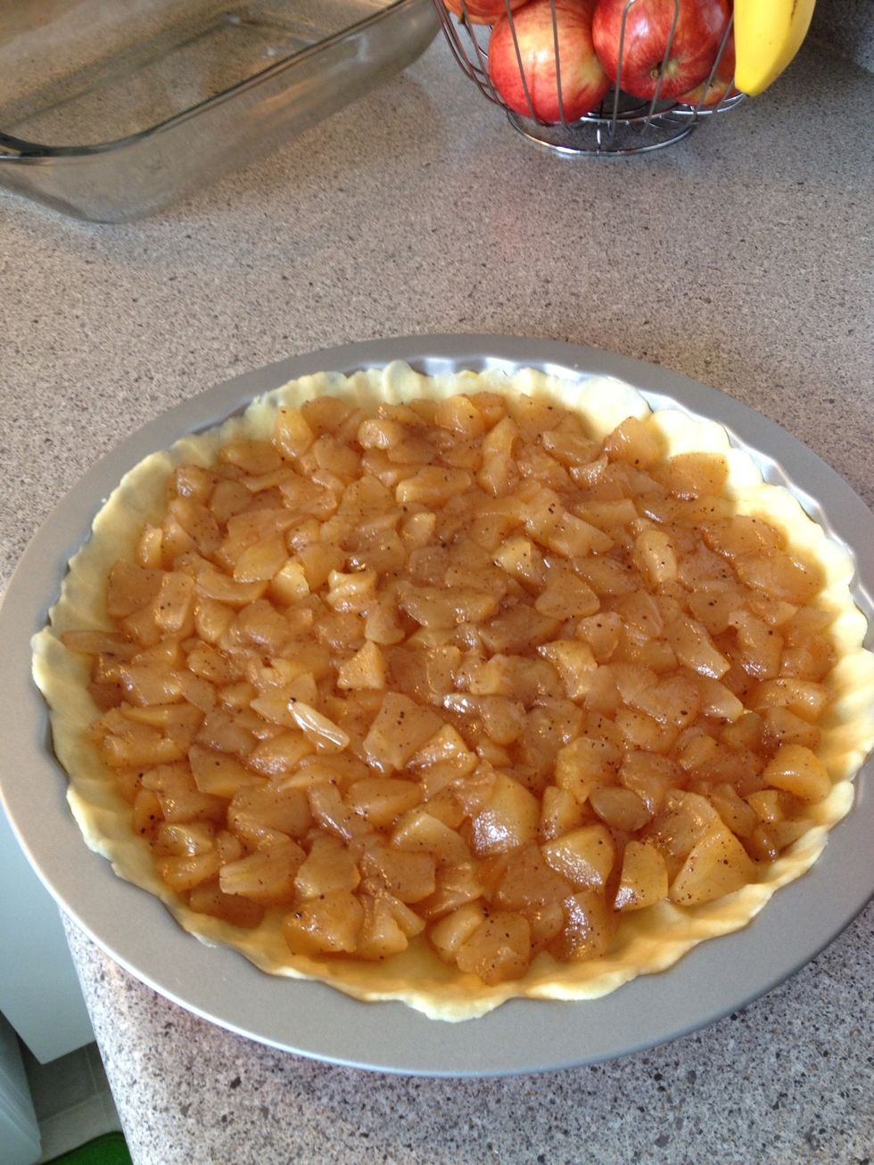 For the apple it's 4 apples cut them like the pic add 1 cup of sugar and ts cienmon , when the apple comes soft add 1ts of corn Strach .let it cool down