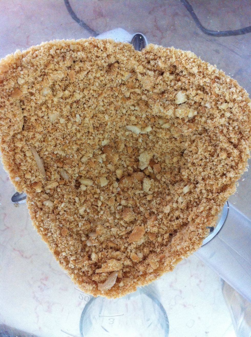 For the base you need to crush the almonds and the biscuits in a blender or food processor.