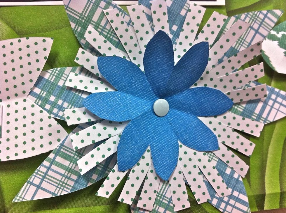 For the blue sheet I used rounded V-shaped petals. For the polkadots, I squared the edge of the petal and cut some "fringe".