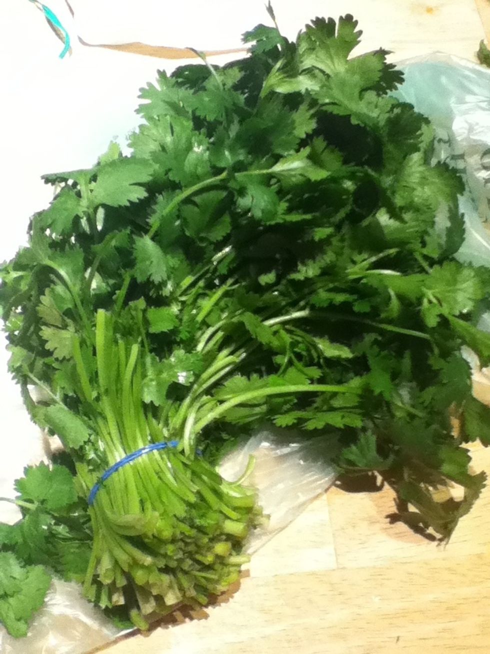 For the cilantro I used a pair of kitchen scissors, cut off a bunch of leaves (no stems) and cut finely. There is no exact amount, the cilantro should look evenly distributed throughout the bowl.