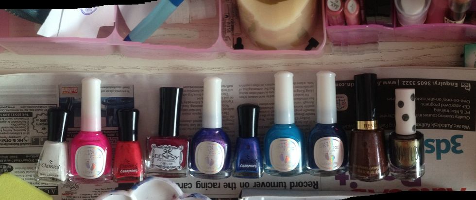 For the colors, you will need white, hot pink, purple, dark blue, and you can use a metallic color (the one I'm using is 'Aurora' from TopShop)