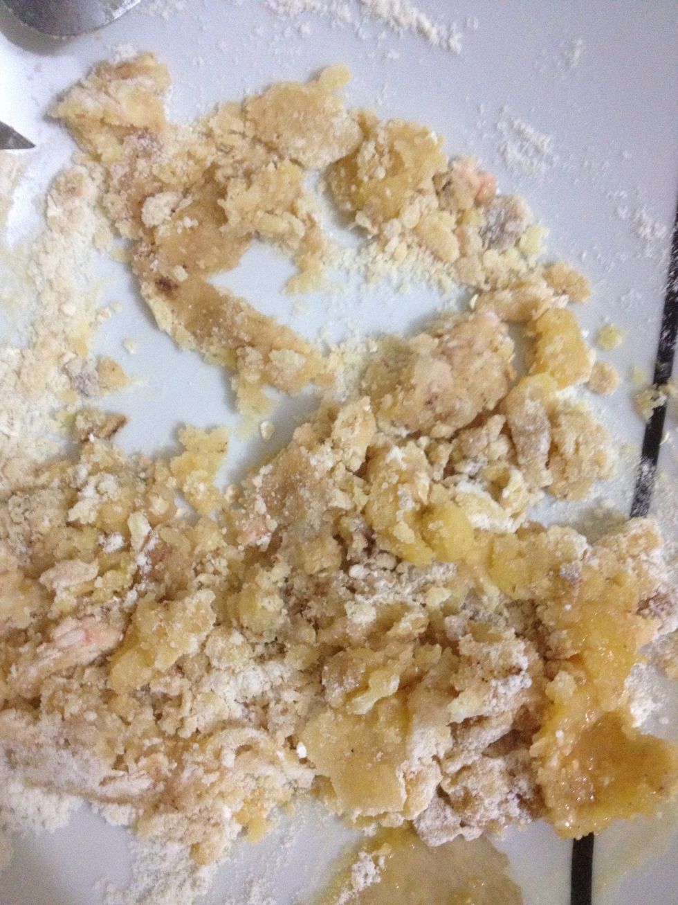 For the crumble topping: mix 1 1/2 cup of white flour, 1/2 brown sugar, 2 tbsp butter and 1 tsp cinnamon with your fingertips in a bowl