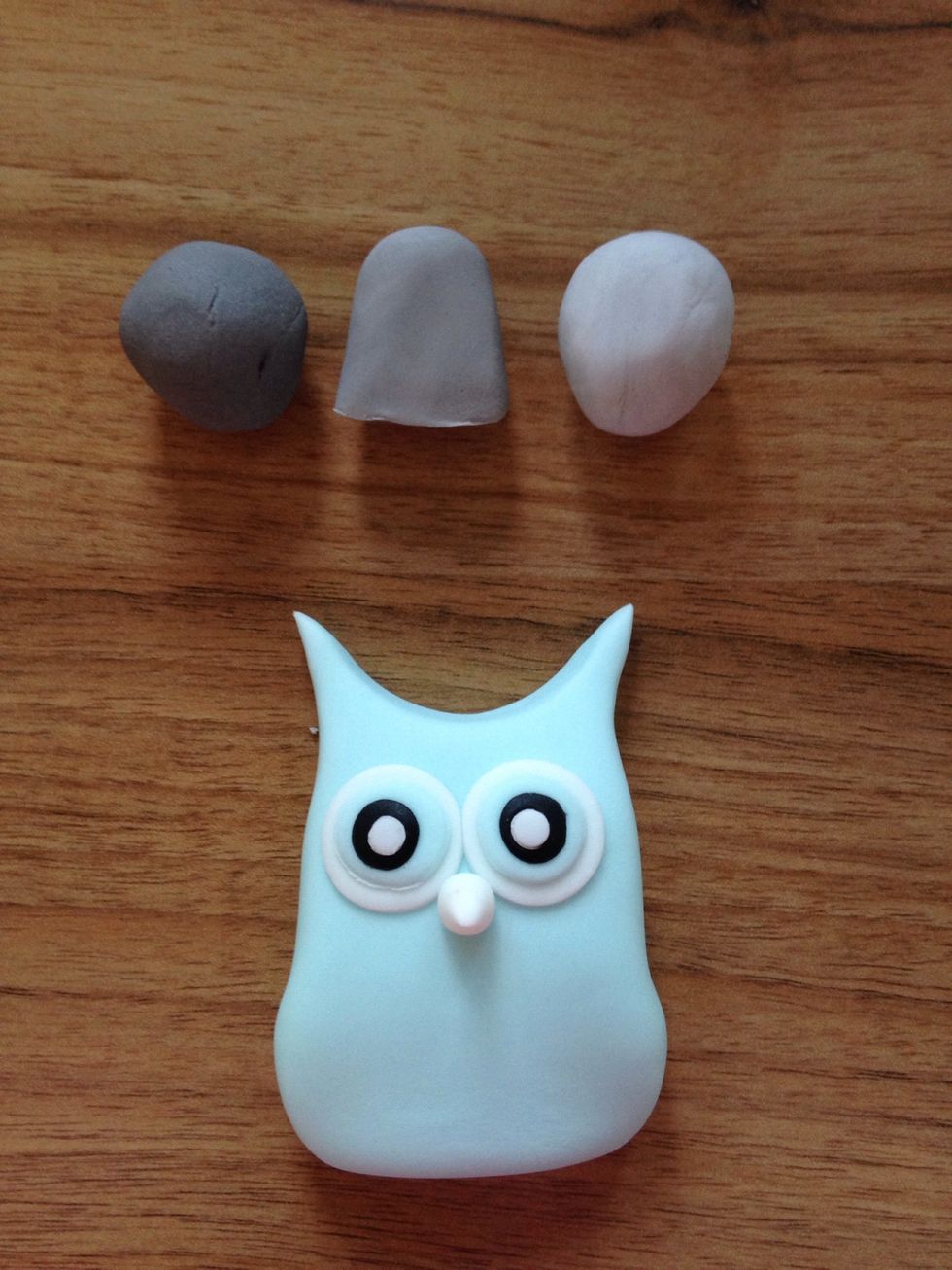 For the feathers on the belly you will need 3 shades of grey + a bit of white modelling paste
