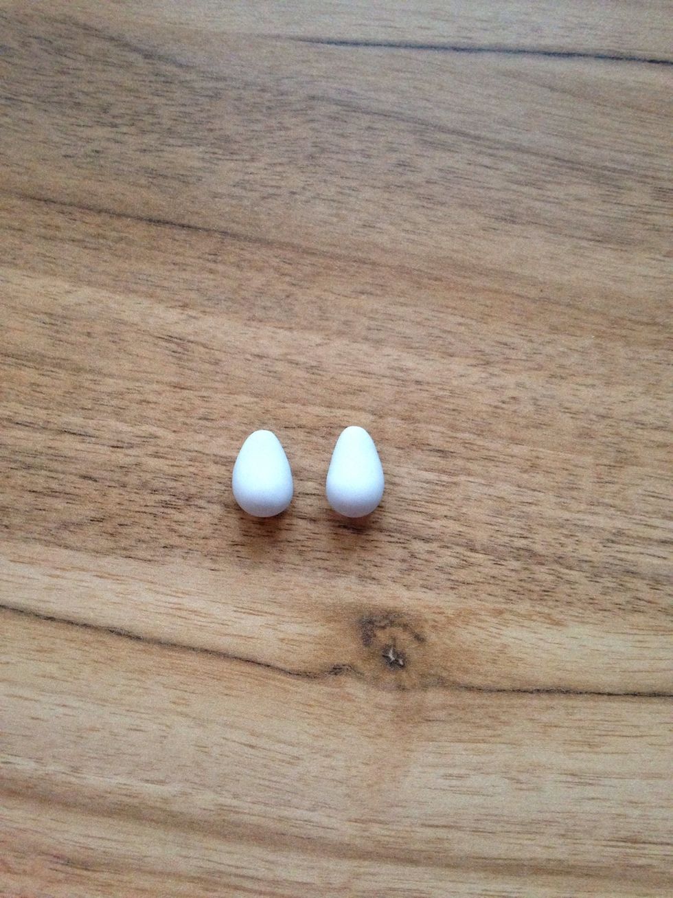 For the feet shape equal amounts of paste into a teardrop shape