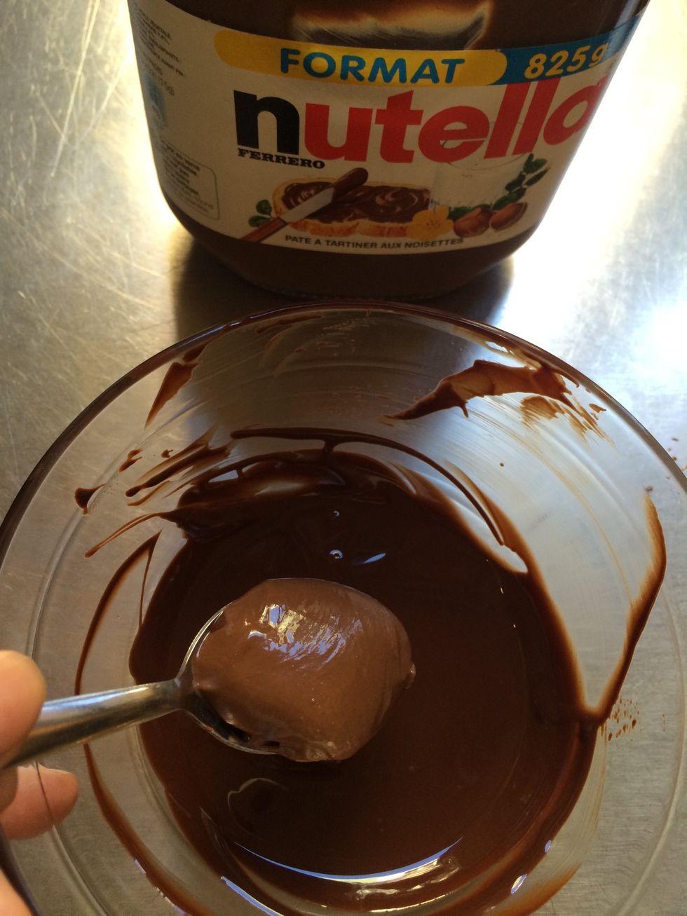 For the filling: melt 50g bitter chocolate add 1-2 Tsp Nutella. When this mixture is soft cream consistency, put a bit on the flat side of one cookie and cover wit another. When thick, serve
