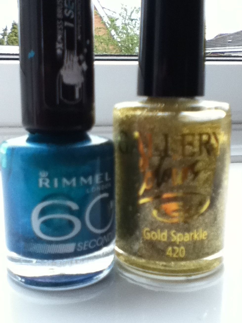 For the first design, you need a turquoise and a gold glitter nail varnish.