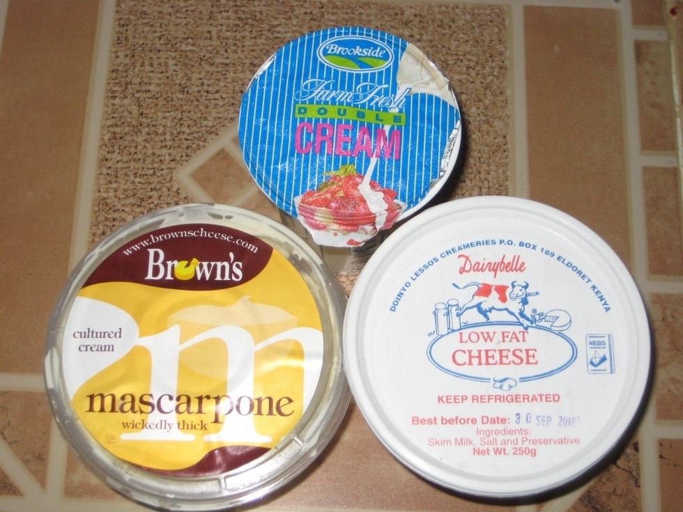 For the frosting, you need 1 tub mascarpone cheese, 1 tub cream cheese and about 150 ml fresh cream. You will also need icing sugar.