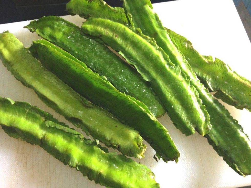 For the green color, I choose the wing beans! :) you are free to use any veggies you like. Cut the wing beans into 2.