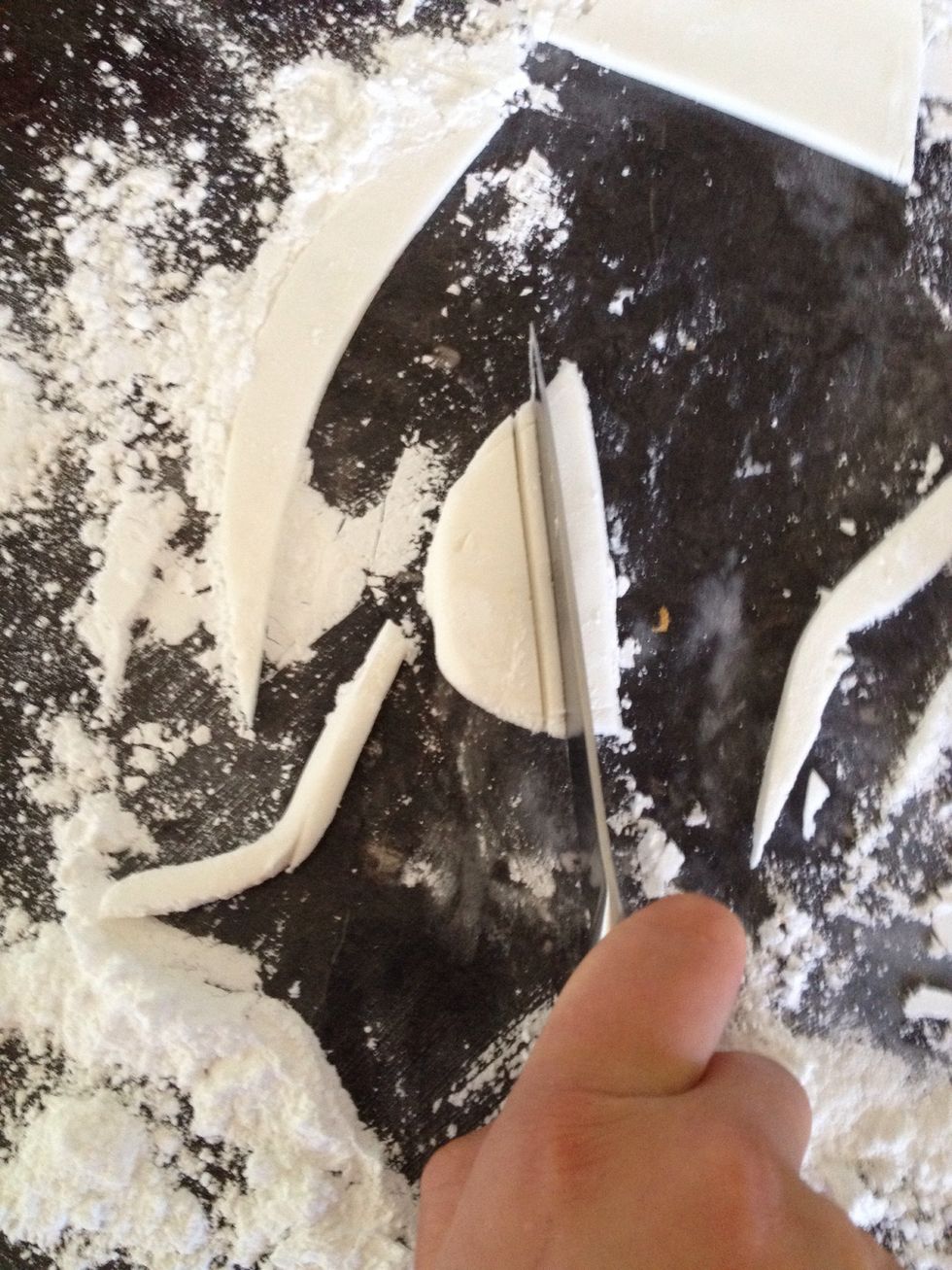 For the handle, cut a thin rectangle out of the fondant.