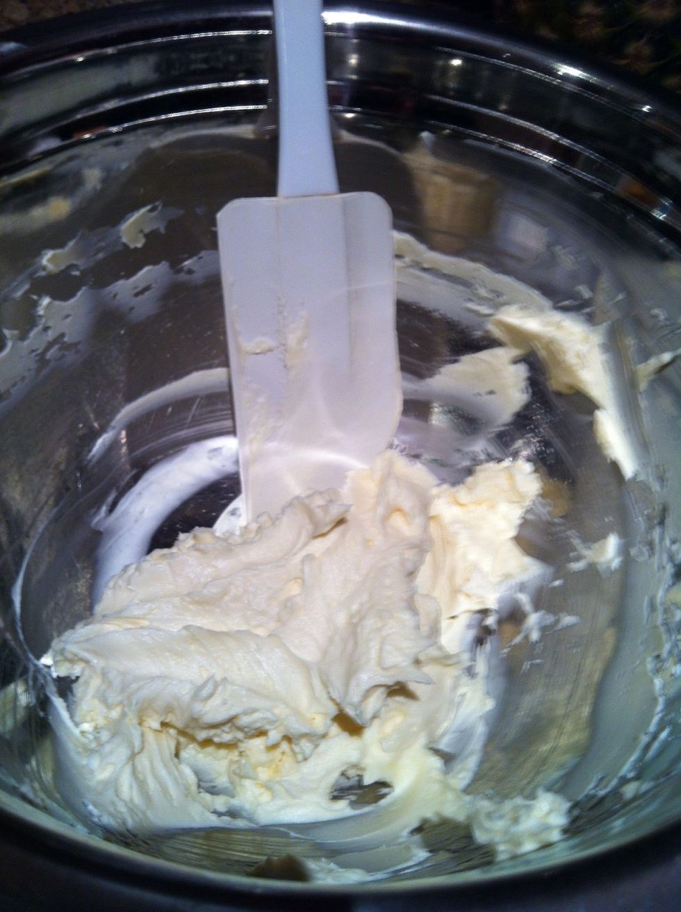 For the ice cream scoope effect I used cream cheeses based icing. But feel free to substitute with icing of your choice. Adding food color is optional.