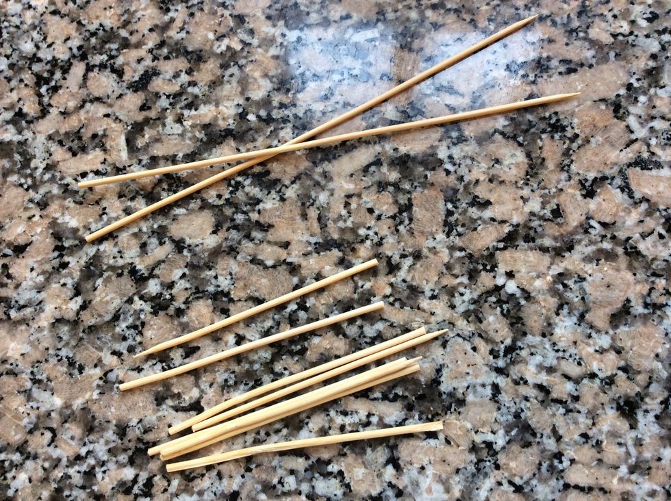 For the lollypop sticks, cut bamboo skewers in half with kitchen scissors, be careful not to to leave splintered edges.