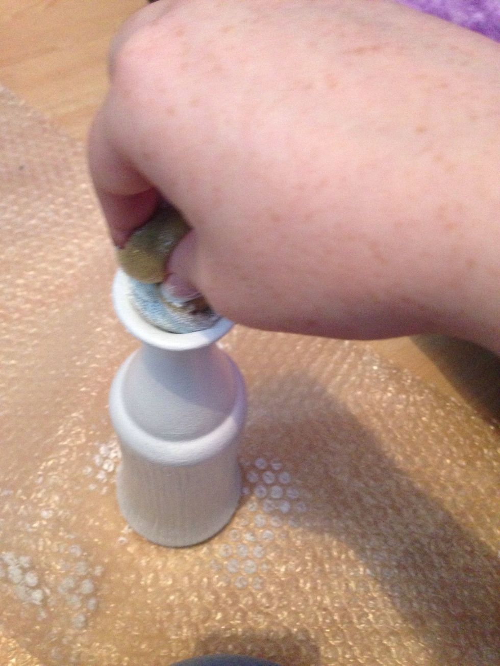 For the middle of the vase just squeeze the sponge together and let go the again use the 'Dabbing' technique to create the same finish throughout