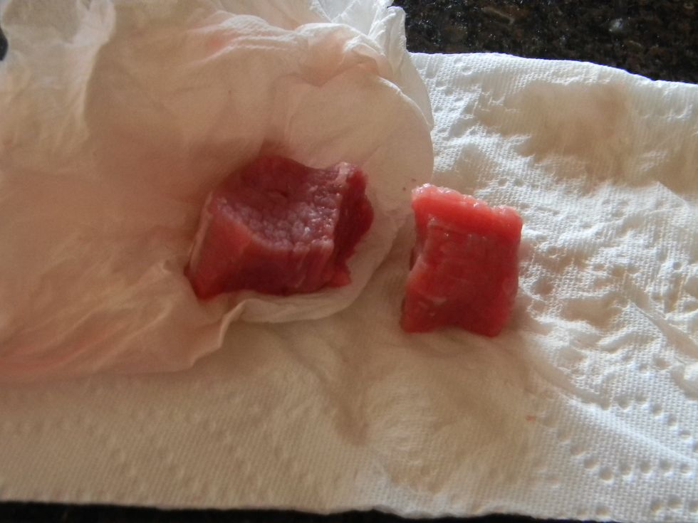 For the next step make sure that the meat is dry. Therefore wrap it up in paper towel and squeeze out any moisture. The meat will stick to the paper lightly.
