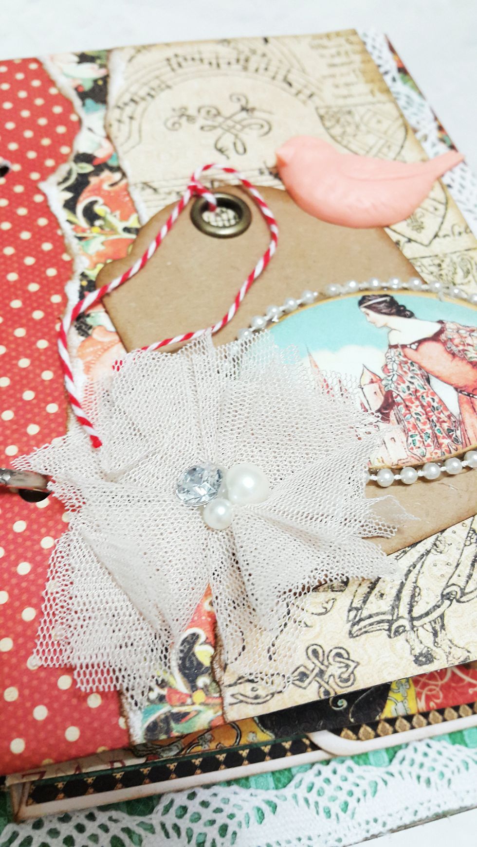 For the ring album, you can add whatever kind you like, this is an envelope, I decorate the front with papers, chipboard, tags, resin...