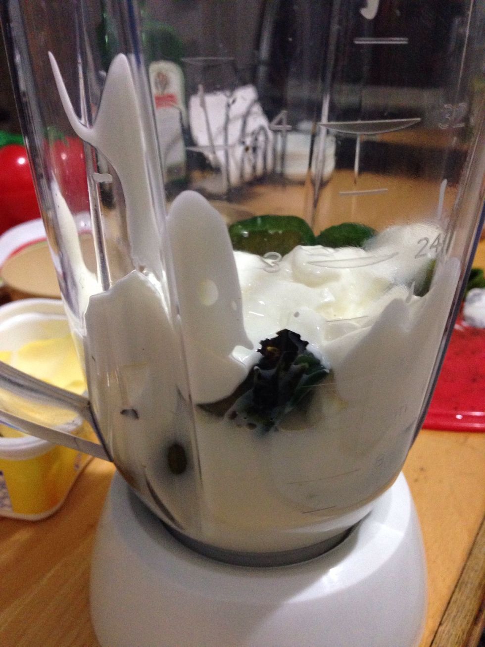 For the sauce: Liquefied roasted chilies, cream and milk, blend until well blended. If the mixture is too liquid you can add more cream.