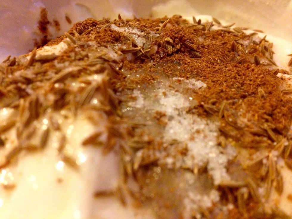 For the sauce, mash petit-suisse and add cumin seeds, sugar and garam masala. Mix with a fork until a smooth sauce