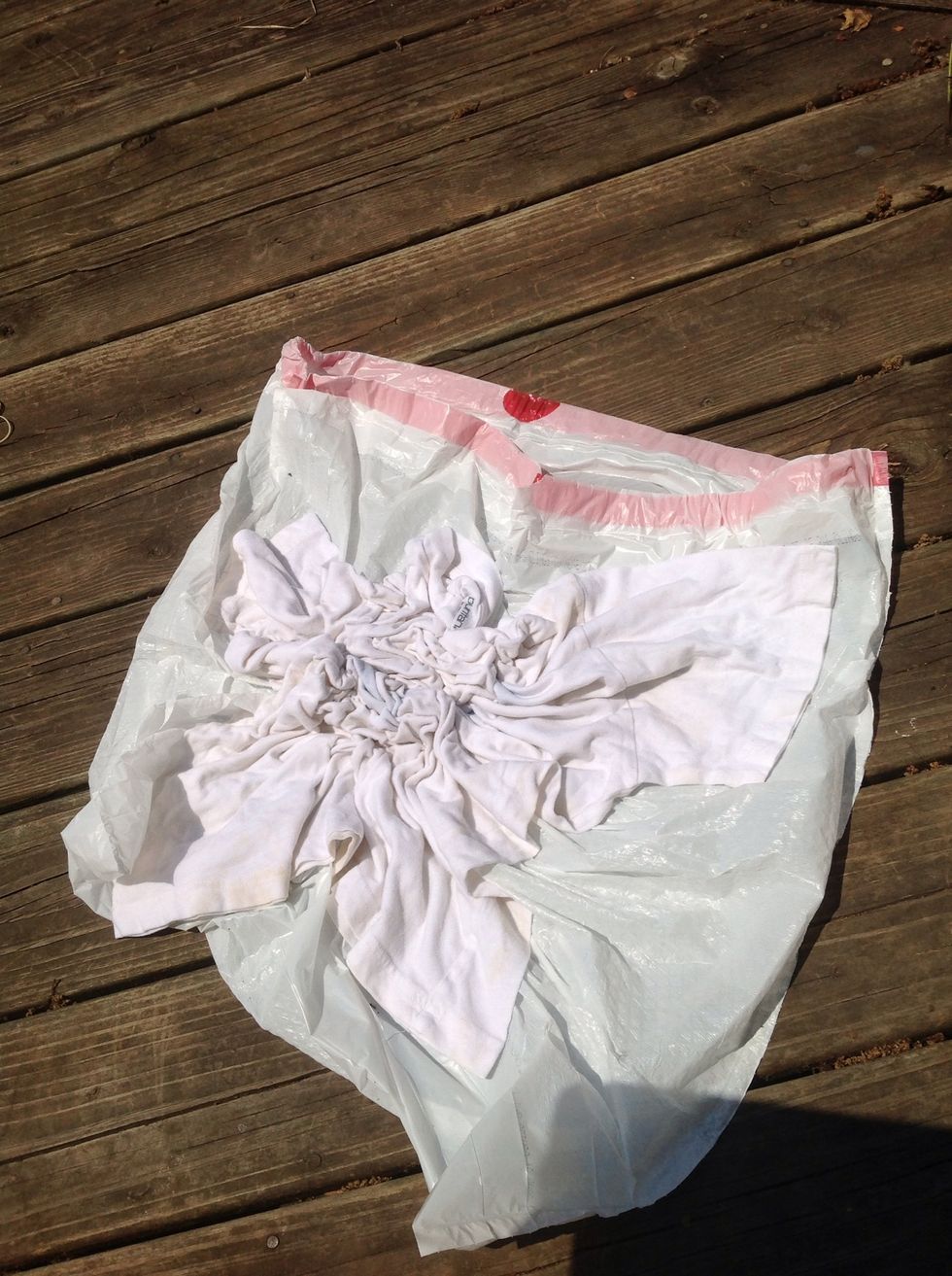 For the scrunch design you simply randomly scrunch the shirt and add some rubber bands.