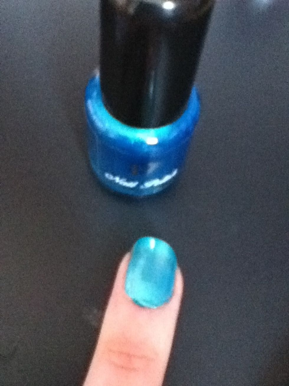 For the second design, paint your nails turquoise and let them dry.