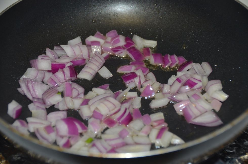 For the stuffing :- Heat olive oil in a non stick pan On a medium high flame. Add chopped onions and saut\u00e9 it.