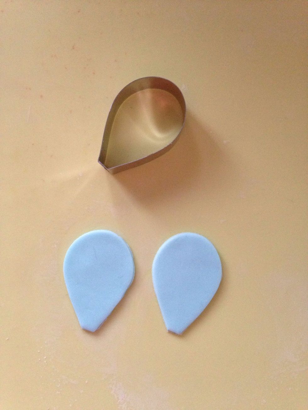For the wings I used a rose petal cutter