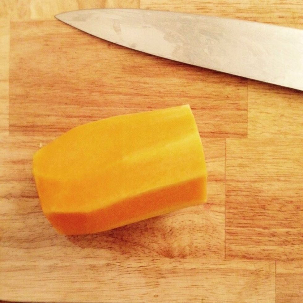 For these ravioli I chose a light and delicate stuffing, made of ricotta and butternut squash. Let's start by peeling the butternut squash.