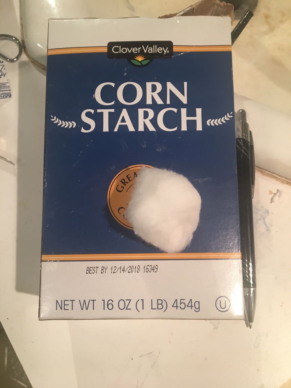 For this DIY all you will need is corn starch or baby powder(baby powder works best),a pen and a cotton ball or tissue.