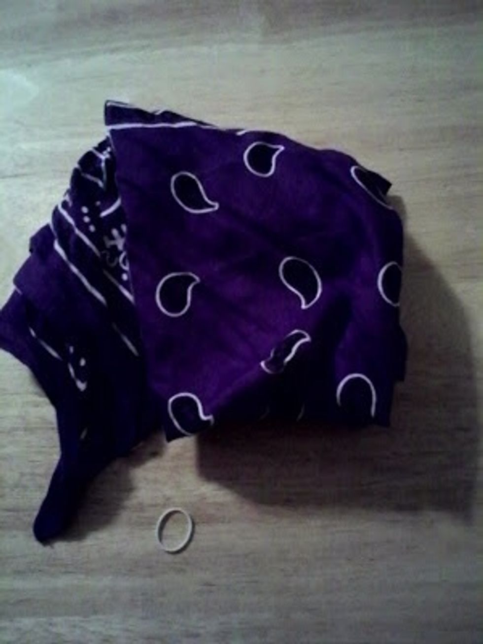 For this guide you will need a rubber band and a bandana